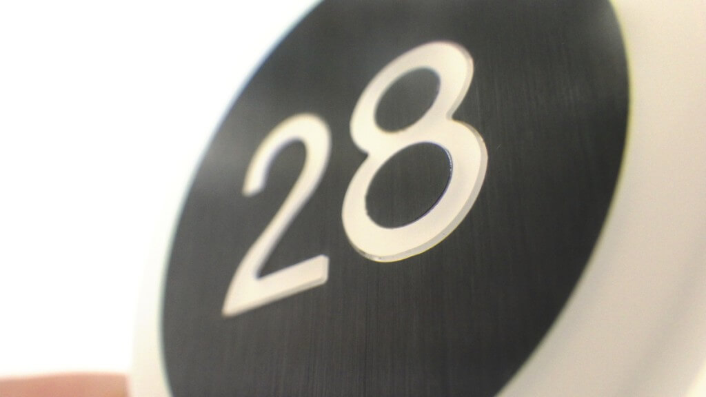 ヘアライン処理されたブラックSUSのボタン